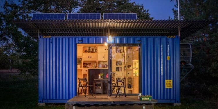 La casa que se construye con un contenedor reciclado y tiene agua y luz gratis