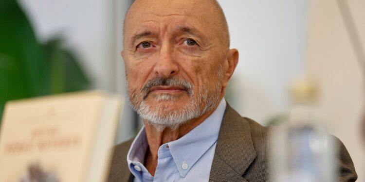 Arturo Pérez-Reverte, autor de El problema final, la novela que Netflix hizo miniserie: “Hoy ya no hay lectores ingenuos”