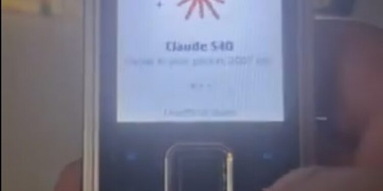 CLAUDE EN UN LADRILLO: VIDEO: Logra instalar un avanzado modelo de IA en su Nokia del 2007