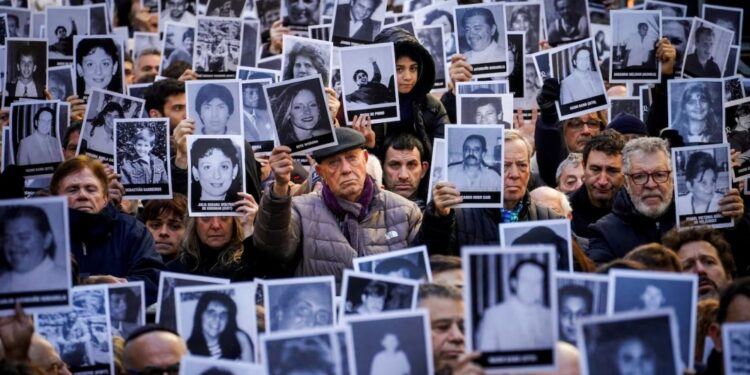 JUSTICIA ARGENTINA: Procesaron a 8 altos mandos iraníes y libaneses por el atentado a la AMIA