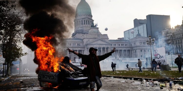 Mandan a juicio oral a 9 detenidos por los graves incidentes en el Congreso durante la aprobación de la ley Bases
