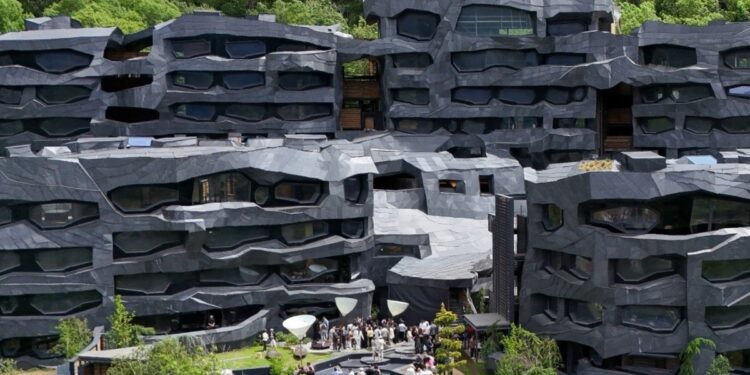 Se incendió La Querola, un complejo de lujo destinado a influencers en Andorra: habían tardado 14 años en construirlo