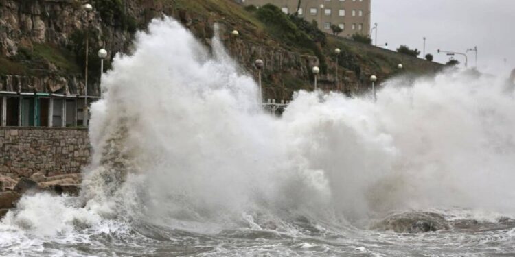 VARIAS CIUDADES AFECTADAS: Temporal en la Costa Atlántica: la crecida de mar provocó destrozos
