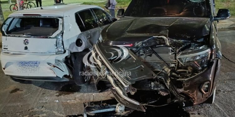 BARRIO ALDANA: Impresionante choque entre un auto y una camioneta en la zona del Parque Mitre