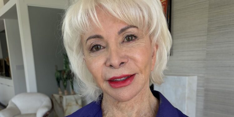 Isabel Allende, escritora chilena, resumió la vida en una poderosa frase: «La vida es puro ruido entre dos insondables silencios»
