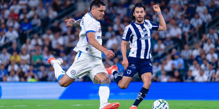 Monterrey vs Cruz Azul EN VIVO: la Máquina cerca del empate con el disparo de Gabriel Fernández