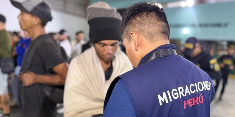 Migraciones y PNP intervienen a cerca de 500 extranjeros durante operativo en Lima Centro