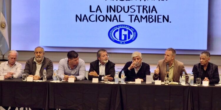La CGT volvió a patear un paro general y convocó a una marcha en defensa de la industria