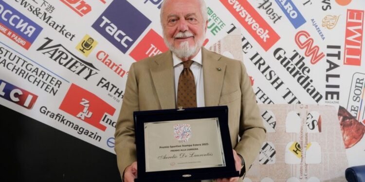 El presidente de Napoli fue premiado por la prensa internacional