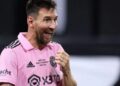 QUEDÓ RARO: Quiso tatuarse a Messi en la espalda y le quedó igual a un famoso actor de Hollywood