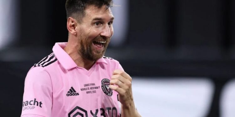 QUEDÓ RARO: Quiso tatuarse a Messi en la espalda y le quedó igual a un famoso actor de Hollywood