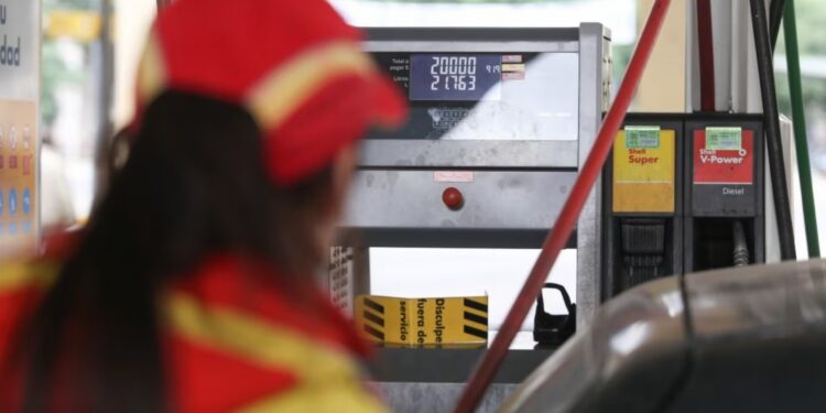 ECONOMÍA: Postergan hasta noviembre aumento de impuestos sobre los combustibles