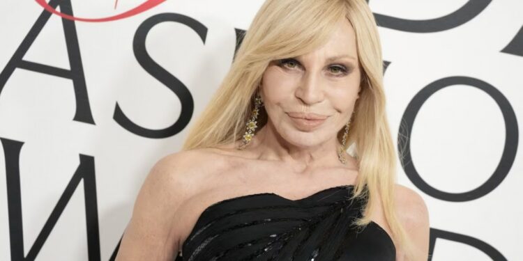 MODA: Donatella Versace regresa a la moda con un proyecto «completamente nuevo y personal»
