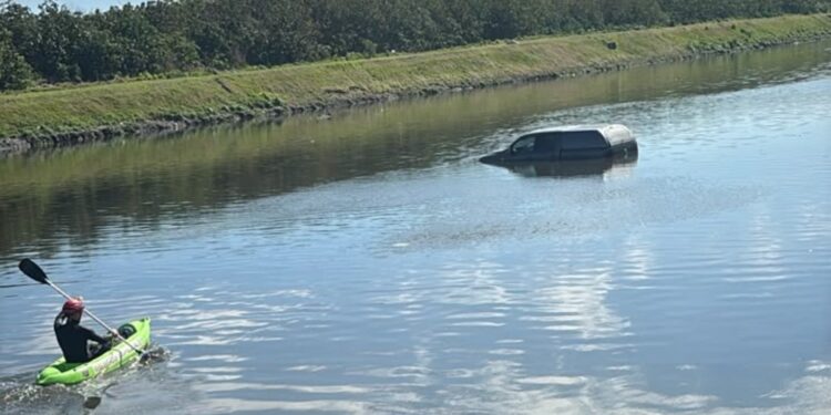 Encontraron una camioneta dentro de un arroyo en Ringuelet: investigan si había sido robada horas antes en La Plata