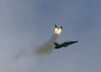 El momento exacto en que dos pilotos se eyectan de su avión antes de que se estrelle