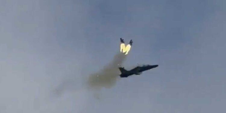 El momento exacto en que dos pilotos se eyectan de su avión antes de que se estrelle