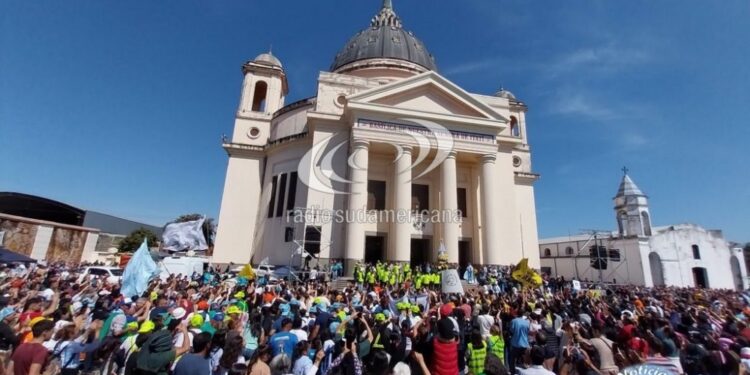 47° PEREGRINACIÓN JUVENIL DEL NEA: Así fue la llegada de miles de peregrinos a Itatí para celebrar la misa central