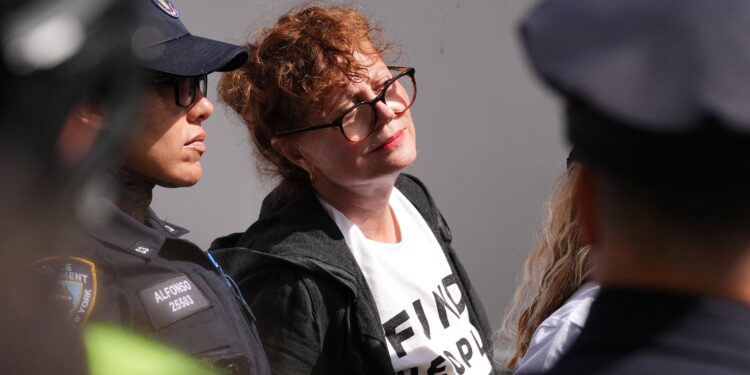 Arrestaron a Susan Sarandon y Hannah Einbinder en una protesta contra Netanyahu en Nueva York