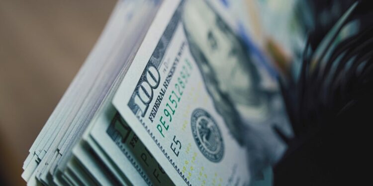 Una estafa digital la dejó sin los ahorros en dólares de toda la vida: la Justicia le exige al banco reponer el dinero