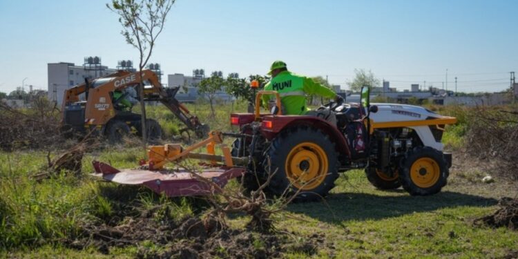 adquiridos en una subasta pública: Corrientes incorporó dos nuevos tractores para servicios públicos