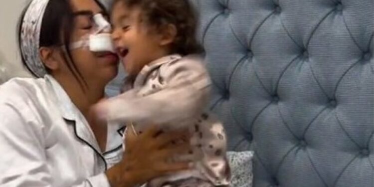 DOLOR: Niña golpea la nariz recién operada de su madre y la obliga a repetir cirugía