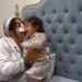 DOLOR: Niña golpea la nariz recién operada de su madre y la obliga a repetir cirugía