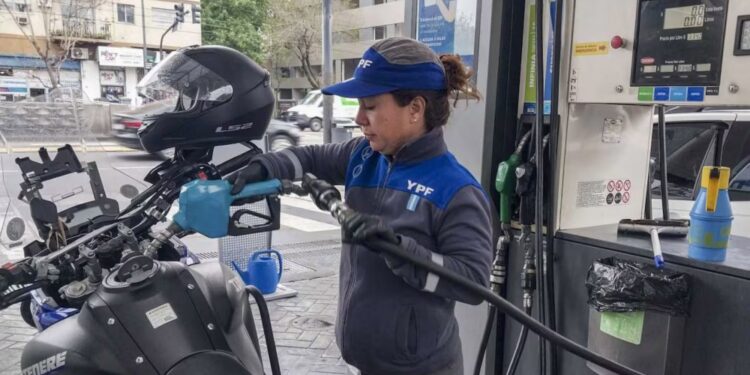 COMBUSTIBLES: YPF aumentará la nafta y el gasoil un 1% desde este sábado