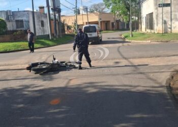MIÉRCOLES EN CORRIENTES CAPITAL: Motociclista sin casco chocó contra un utilitario y sufrió lesiones