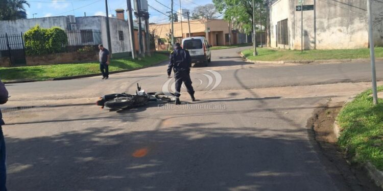 MIÉRCOLES EN CORRIENTES CAPITAL: Motociclista sin casco chocó contra un utilitario y sufrió lesiones