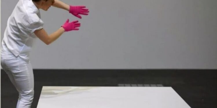 INSÓLITO: Un artista italiano vendió una «escultura invisible» por 18.000 dólares