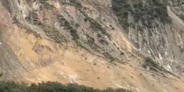 IMPACTANTES IMÁGENES: Nepal: al menos cuatro muertos y 12 desaparecidos tras avalancha
