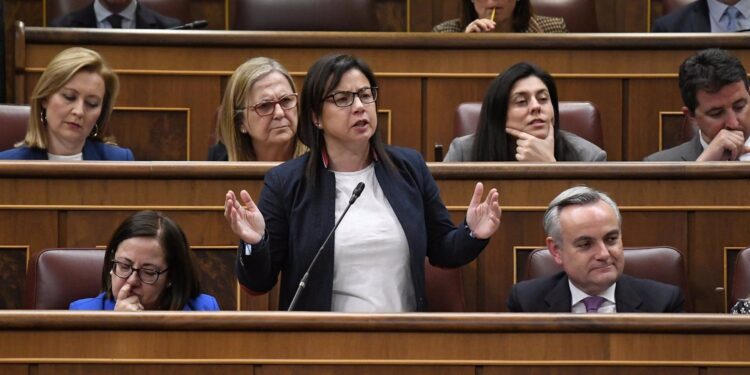 Armengol ordena a la diputada del PP Ana Belén Vázquez que salga del Congreso para entregar un bote de gas pimienta que había mostrado