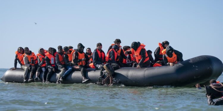 Mueren tres migrantes en el naufragio de una embarcación que cruzaba el canal de la Mancha