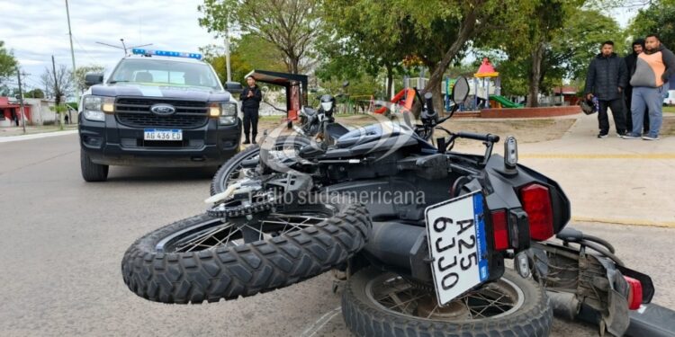 CORRIENTES CAPITAL: Dos motos quedaron «apiladas» tras un fuerte choque