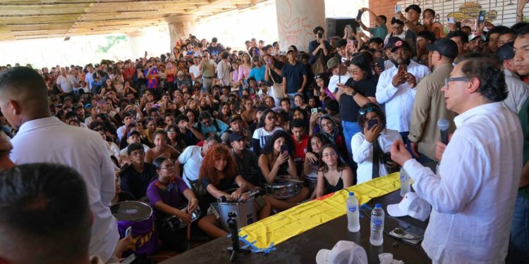 Gustavo Petro recibió particular propuesta de una mujer durante un evento académico en Barranquilla: “Yo te mantengo mi amor”