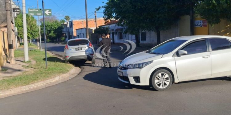 CORRIENTES CAPITAL: Conductores se «confiaron» en una esquina y terminaron chocando