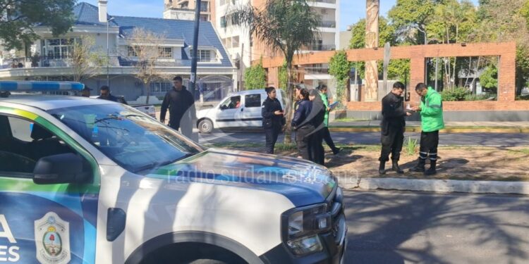 TENSIÓN EN MEDIO DEL PROCEDIMIENTO: Mal estacionada, sin papeles ni carnet: le secuestraron la moto y se puso violenta