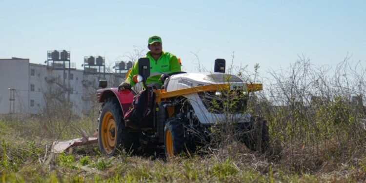 MUNICIPALIDAD DE CORRIENTES:  Tractores incorporados tras la primera subasta pública ya trabajan en la ciudad