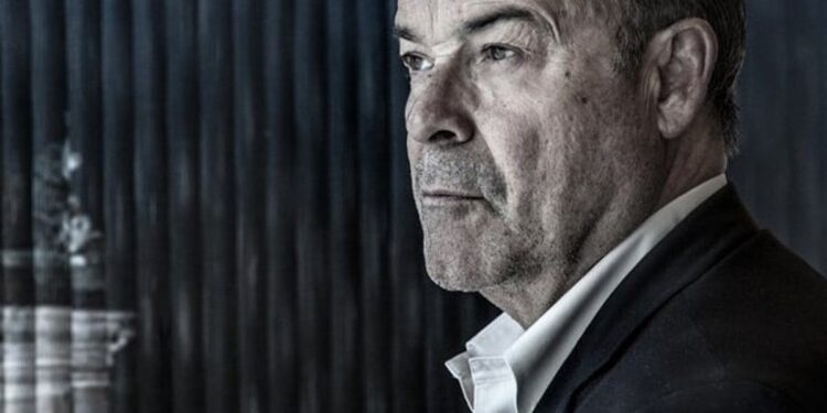 Antonio Resines, 72 años: «Desayuno un bizcocho, un zumo con dos naranjas y limón, y un café cortado con leche fría»
