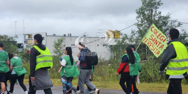 PEREGRINACIÓN JUVENIL DEL NEA: Bajo la lluvia, 400 mil  peregrinos avanzan hacia la casa de María de Itatí
