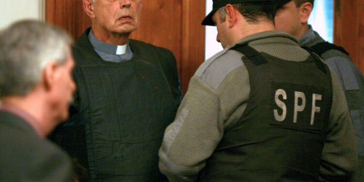 DETENIDO POR CRIMENES DE LESA HUMANIDAD: El cura represor Christian von Wernich pidió un permiso para ver al papa León XIV