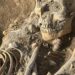 Hallaron los restos de una madre abrazando a su pequeño hijo en la excavación de un cementerio medieval