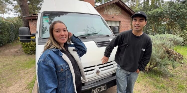 Rocío y Matías, 25 años, dejaron atrás la vida convencional para viajar en una furgoneta con una bebé en camino: «Uno tiene que hacer lo que siente y lo que quiere porque eso es lo que te termina haciendo feliz»