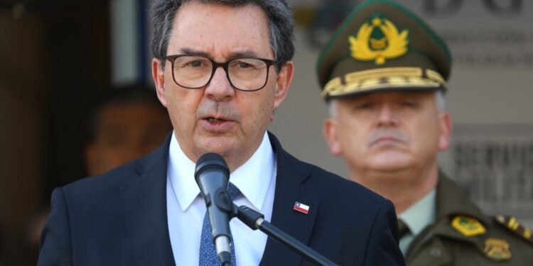 El Ministro de Defensa chileno respaldó el reclamo argentino por Malvinas, pero defendió el comercio con el gobierno británico en las islas