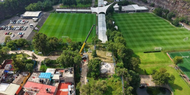 En medio de la Cantera de Pumas, empieza montaje de estructuras de la Línea 4 del Cablebús CDMX