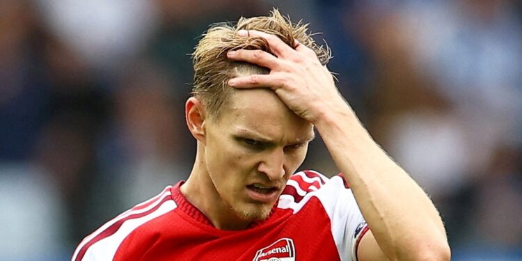 Decepcionó el vigente campeón: tras sufrir una goleada, Arsenal se alejó de la cima de la Premier League