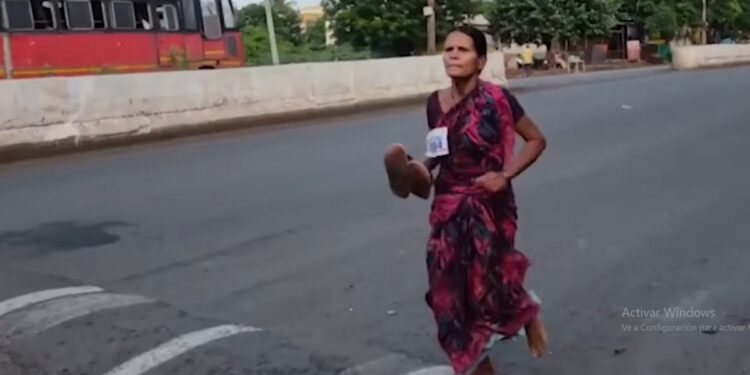 Corrió 3 kilómetros descalza para ganar un premio que destinó a la formación de sus hijas: «Mientras esté viva, debo hacer todo lo posible para darles una buena educación»