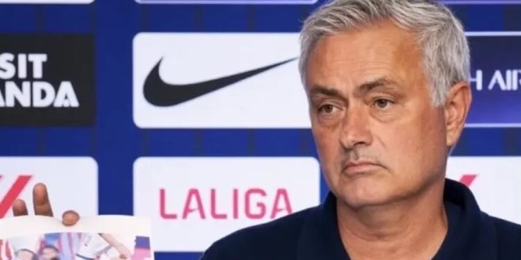 El meme con el que Atlético de Madrid se burló de Mourinho por las fotos que mostró en conferencia