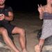 Investigan a dos influencers ucranianos tras montar una tortuga marina en una playa de Omán