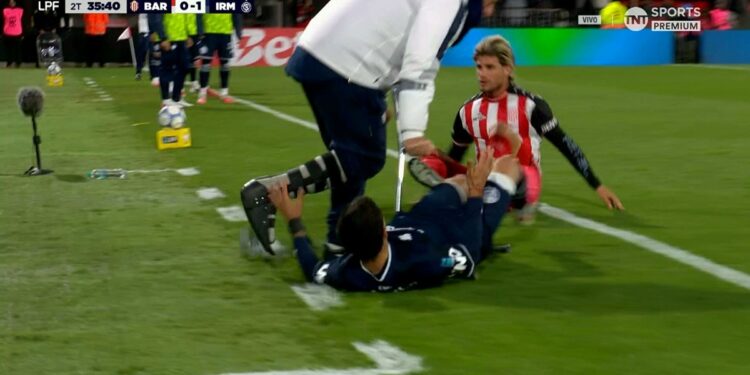 Video: la insólita rotura de muleta de Alfredo Berti en pleno partido
